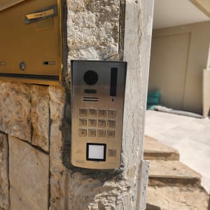 אינטרקום מותקן על קיר אבן ליד תיבת דואר