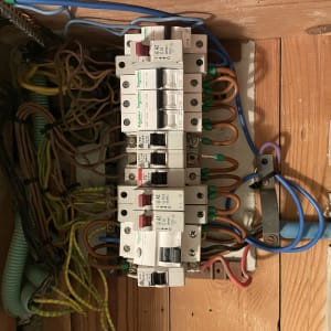 לוח חשמל עם חוטים ומפסקים