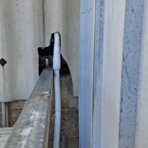 צינור מיזוג אוויר עובר דרך קיר חיצוני