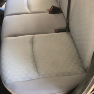 מושב רכב נקי עם ריפוד בהיר