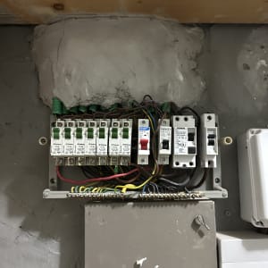 לוח חשמל עם מפסקים וחוטים חשמליים