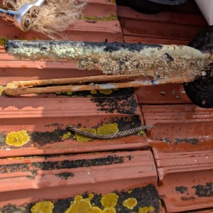 חלקים של דוד שמש על גג עם כלים וחלודה