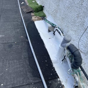 איטום צינורות עם חומר לבן על גג