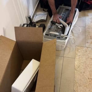 התקנת מזגן עם כלים ואריזות על הרצפה