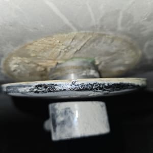 חלק מתכת עם סימני יובש וקורוזיה