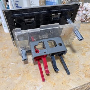 חלקי אינסטלציה על משטח שיש