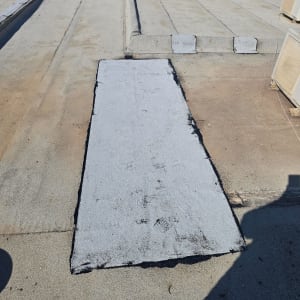 יריעות איטום על גג שטוח עם זפת מסביב