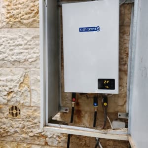 מחמם מים גז עם צינורות וחיבורים