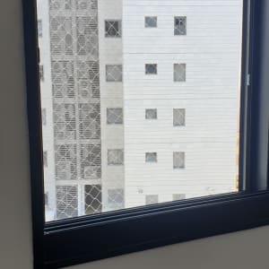 רשת מגן על חלון למניעת כניסת יונים