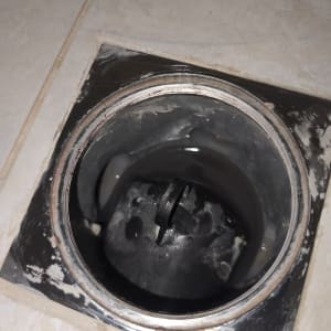 תמונה של פתח ניקוז במקלחת