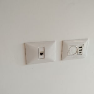 שקע רשת ושקע USB בקיר לבן