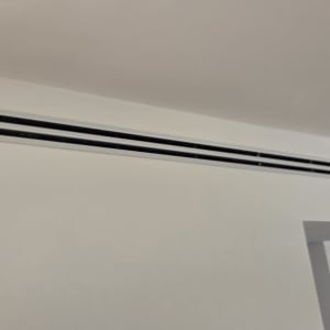 תעלת מיזוג אוויר מותקנת בתקרה בבית