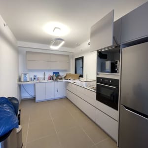 מטבח עם תאורה תלויה ותנור חשמלי