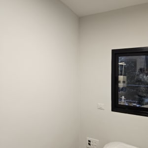 קיר צבוע בלבן עם חלון קטן