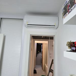 מזגן מותקן על קיר בחדר פנימי