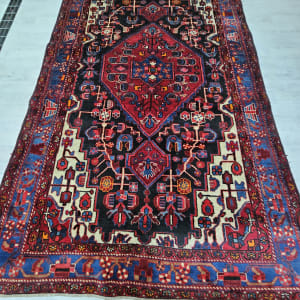 שטיח צבעוני על רצפה בהירה