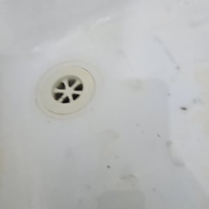 ניקוז כיור עם לכלוך קל סביב הפתח