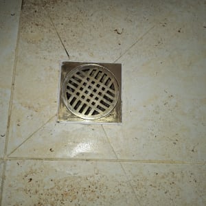 רצפת קרמיקה עם פתח ניקוז מתכת