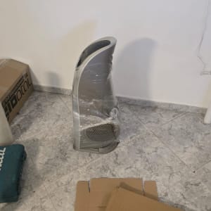 מכשיר עטוף בניילון וקרטונים על רצפה