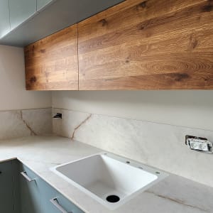 שיש לבן עם עורקים חומים במטבח מודרני