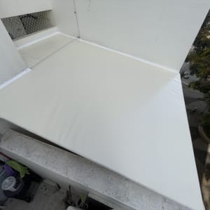 סוכך לבן מותקן על קיר חיצוני