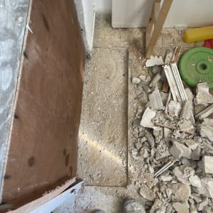 שברי בטון וכלים באתר שיפוצים