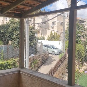 רשת מתוחה על מרפסת למניעת כניסת יונים