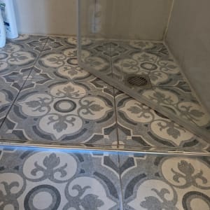 מקלחון עם בקבוקי שמפו על הרצפה