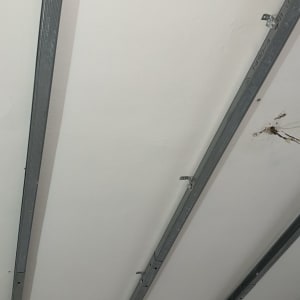 תקרת גבס עם מסגרות מתכת