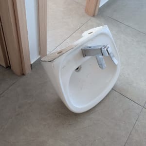 כיור שבור על רצפת חדר