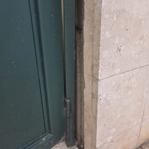 שער חשמלי ירוק עם ציר מתכת
