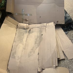 קרטונים משומשים על הרצפה, קשור להובלות