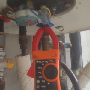 מד זרם מחובר לדוד שמש עם חיבורים וצינורות