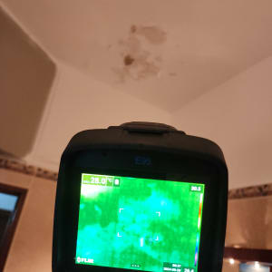 מצלמה תרמית מציגה נזילה בתקרה