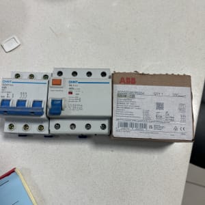 מפסקי חשמל ומוצרי ABB על שולחן