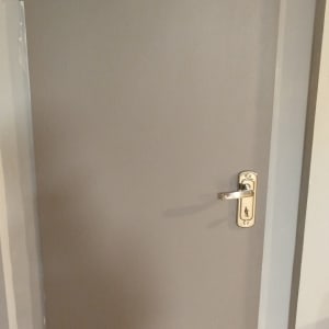 דלת אפורה עם ידית כסופה