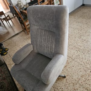 כיסא מרופד אפור בחדר מגורים