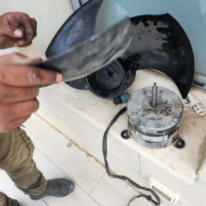 תיקון מאוורר של מזגן עם חלקים מפורקים