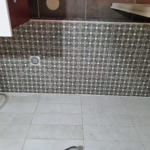 ריצוף קרמיקה עם ניקוז במקלחת