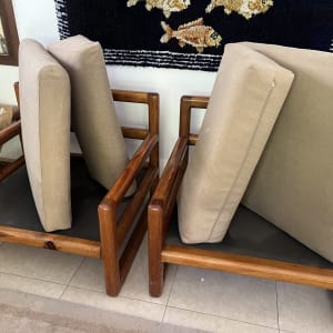 כריות ספה מונחות על מסגרת עץ לניקוי