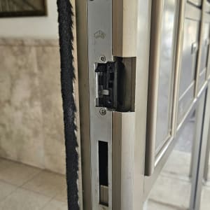 התקנת מנעול חשמלי בפרופיל דלת אלומיניום בכניסה לבניין