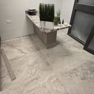 ריצוף חדש עם שולחן שיש ועציצים