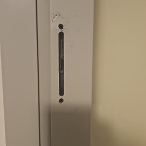 חלק ממנגנון תריס מתכת על קיר