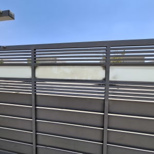 שער חשמלי מתכת עם שמיים כחולים ברקע