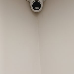 מצלמת אבטחה מותקנת בפינת תקרה