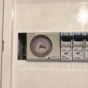 שעון שבת ומאמ"תים מותקנים בתוך לוח חשמל ביתי