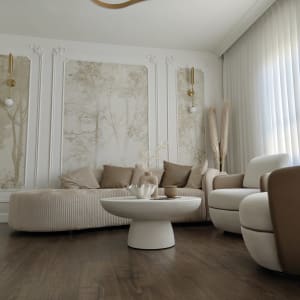 סלון מעוצב עם ספה, כורסאות ושולחן קפה