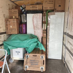 ארגזים וציוד ארוזים בתוך משאית הובלה