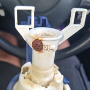 חלק פלסטיק עם חלודה על רקע הגה רכב