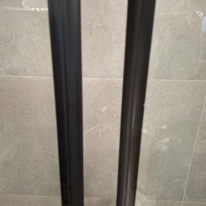 זכוכית מקלחון עם מסגרת מתכתית